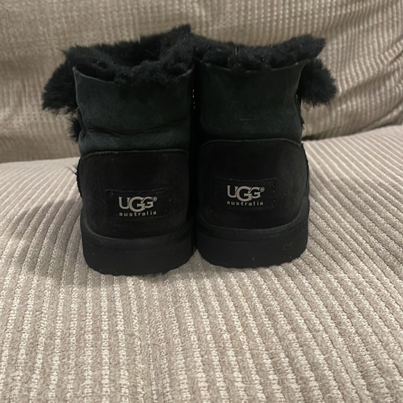 Kids Mini Bailey Button Uggs - Picture 2 of 4